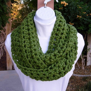 INFINITY SCARF Loop Cowl, Solid Green, Bulky Soft Wool Blend, Crochet Knit Winter Circle Endless Wrap, Neck Warmer..Ready to Ship in 3 Days