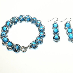 Teal bracelet and earrings / Jewelry set / captured bead / chain maille