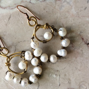 Handmade hoop earrings wrapped freshwater pearls. #E00338