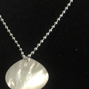 Shell necklace embossed with lace design