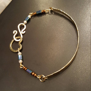 hand hammered brass wire and beads links bracelet