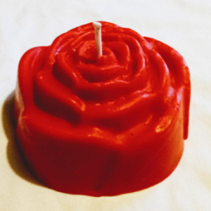 One red 8 oz unscented old-fashioned rose handmade soy candle
