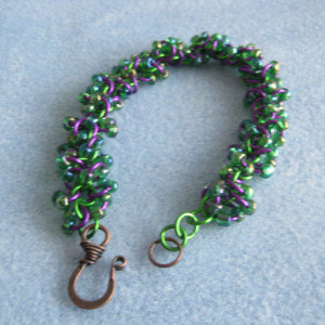 Chainmaille SHAGGY LOOPS with double beads in Violet and Emerald Green