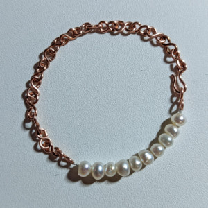 Simple pearl bracelet