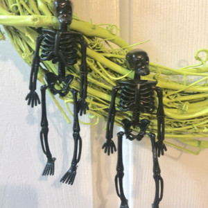 Green Skeleton Wreath with Felt Eyeball Flowers - Halloween Wreath  - Skeleton Duo Wreath - Halloween Decor - Fall Wreath - Felt Flower Eye