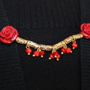 Red roses sweater pin