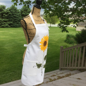 Sunflower apron for women, white apron with pockets, baking gifts, mothers day from daughter, rustic wedding gift, bridal shower gift, best