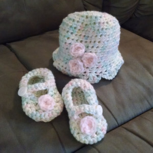  Scalloped Baby Hat with matching MaryJane Slippers