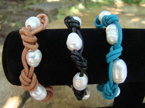 Single wrap leather and pearls bracelet