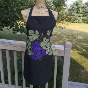 Purple grapes apron for women, black apron with 2 pockets, hostess gifts, rustic gifts, wine gift for women, bridal shower gift, best sellin