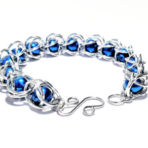 Blue chainmaille bead bracelet