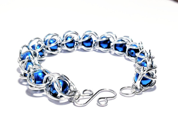 Blue chainmaille bead bracelet