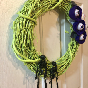 Green Skeleton Wreath with Felt Eyeball Flowers - Halloween Wreath  - Skeleton Duo Wreath - Halloween Decor - Fall Wreath - Felt Flower Eye