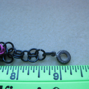 Chainmaille bracelet black with Hot pink "roses" 