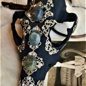 Wunderland Exclusive // Elegant death. ONE OF A KIND!! // decorated skull //labradorite // curiosity collection // gothic home