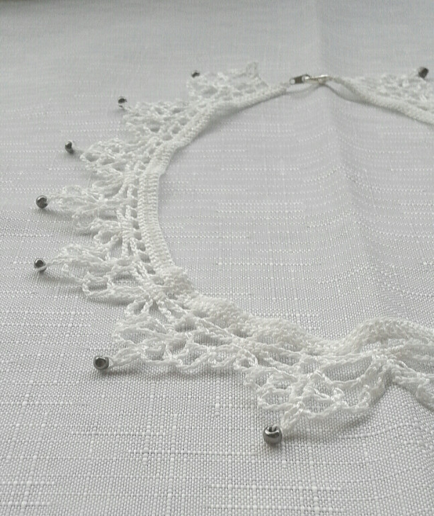 NeckLACE in White with Beads