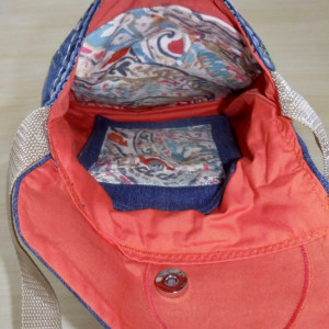 Shoulder purse with applique beach scene item #: SBD 1005