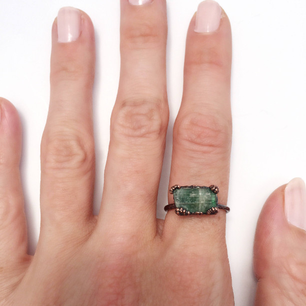 Raw Green Tourmaline Ring, Large Green Tourmaline Ring, Green Tourmaline Copper Ring, Green Stone Ring, Large Green Tourmaline Bar Ring