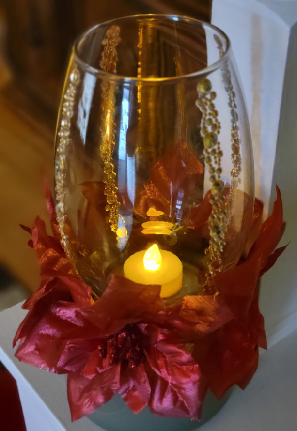 Beautiful Curved Glass Christmas Vase/ Candle Holder.