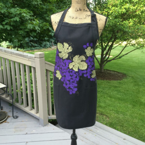 Purple grapes apron for women, black apron with 2 pockets, hostess gifts, rustic gifts, wine gift for women, bridal shower gift, best sellin