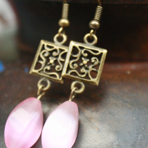 Vintage-inspired earrings with pink accent stone