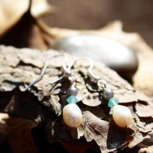 Pearl earrings with teal accent