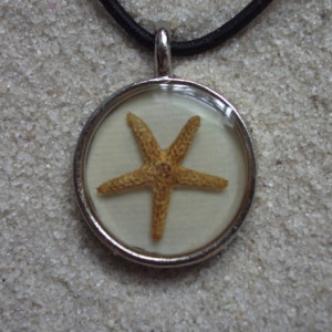 resin necklace beige w. starfish