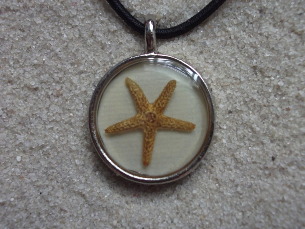 resin necklace beige w. starfish
