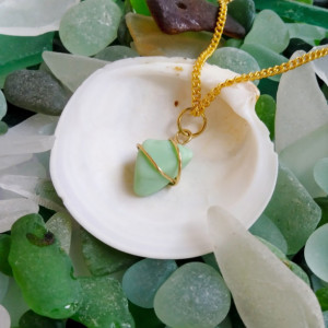 Green sea milk glass necklace, milk glass necklace, sea glass necklace, milk glass jewelry, sea glass jewelry, green necklace, green glass