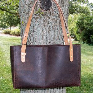 Leather bag, Leather Tote, with divider and multiple pockets and adjustable shoulder straps.