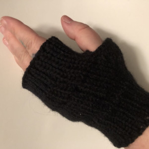 Basic black fingerless gloves