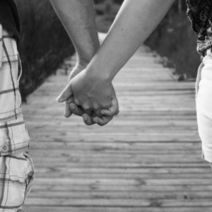 16X20 POSTER YOUNG LOVE HOLDING HANDS