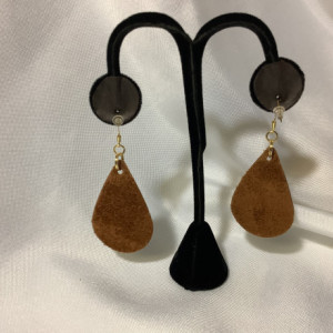 Teardrop leather gold earrings 