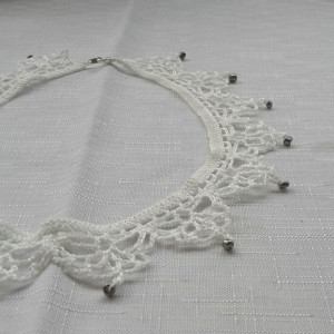 NeckLACE in White with Beads