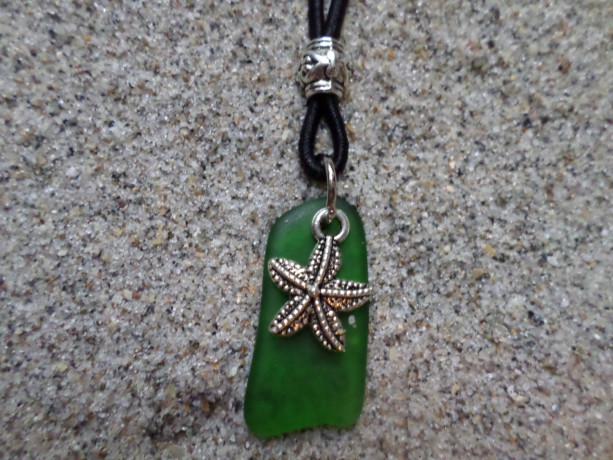 sea glass necklace green w. starfish charm