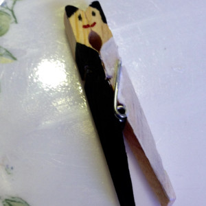 20 Custom Hand Painted Kissing Bride and Groom Wedding Clothespin / Favors 