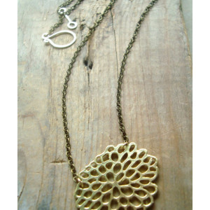 Gold Chrysanthemum Necklace Metalwork Simple Modern Flower Jewelry Asian Style