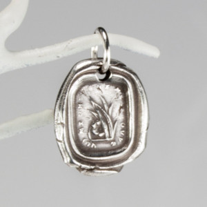 Vintage Insignia Fine Silver Pendant - "Who Seeks Me, Finds Me," in French
