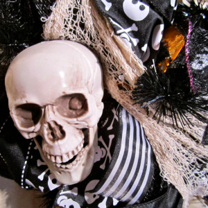 Black Mesh Halloween Wreath Spooky wreath Skeleton Wreath Deco Mesh Halloween Wreath Day of the Dead Wreath