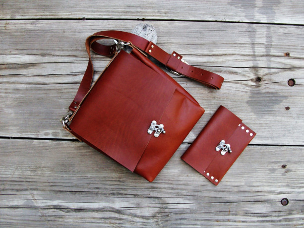 Italian Leather  Handmade Cross Body Bag with Matching Wallet. Hand Stitched. Leather Messenger Bag  Bret Cali Bag
