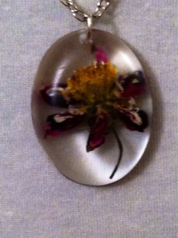 Real Flower pendant, Red and romantic Dahlia, botanical necklace in resin, Dried flowers pendant, Eco friendly, nature jewelry, botanical