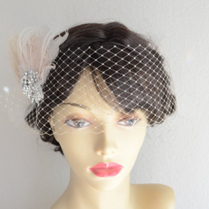 READY TO SHIP, Champagne Feather Fascinator, mini champagne veil, birdcage veil, Peacock feather, Bridal headpiece,Bridal hair clip and veil