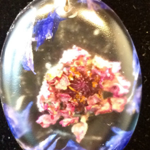Real flower necklace, Pink zinnia and purple wildflowers, botanical necklace in resin, Dried flowers pendant, eco friendly, nature jewelry