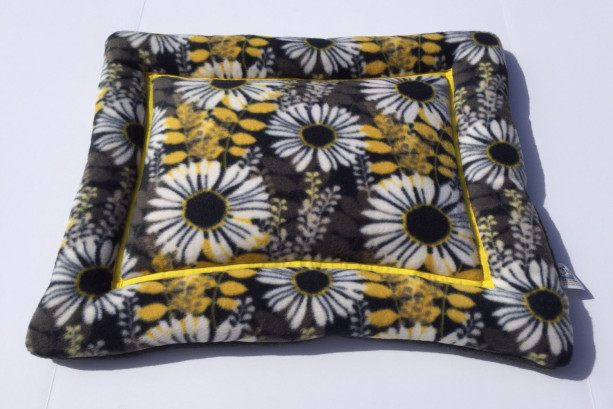 Daisy Flower, Small Cat Mat, Dog Bed, Couch Cushion, Directors Chair Pad, Plush Kennel Bed, Daisy Flowers, Small Crate Pad