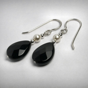 Black Onyx Earrings, Black and White, Sterling Silver, Genuine Black Onyx Earrings, Pearl Earrings, Tear Drop, Black Pear Shape Earrings