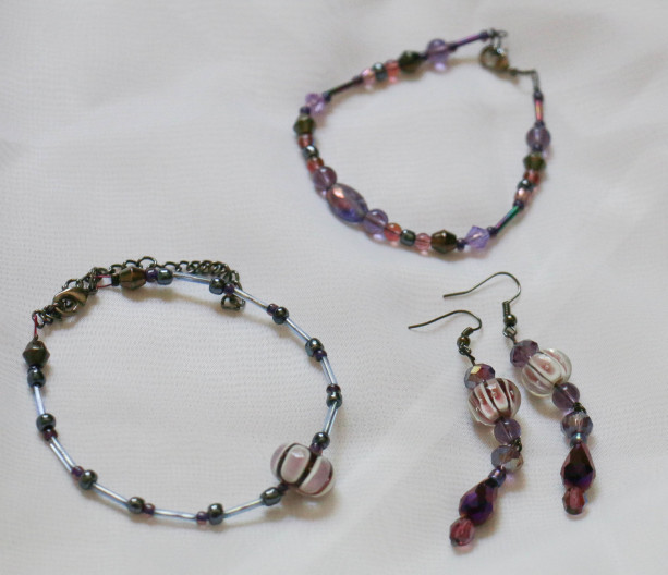 3 piece jewelery set - Earrings, anklet, and bracelet - Thysanostoma loriferum