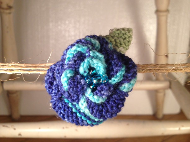 Rosette Lobster Claw Pin - Blue Striped